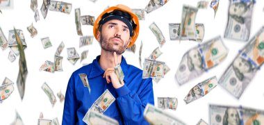 İşçi üniforması giyen genç İspanyol adam şüphe üzerine yoğunlaşmıştı. Parmakları çenesinde ve yukarı bakıyordu.