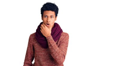 Sıradan bir kazak ve eşarp giyen genç Afro-Amerikan erkeği, elleri çenesinde olan inançsızlıktan, şaşkınlıktan ve şaşkınlıktan büyülenmiş görünüyordu. 