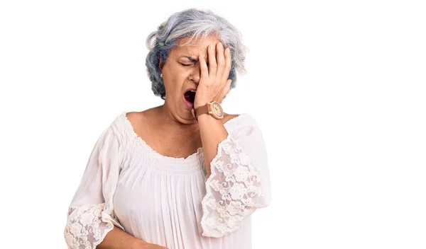 Mujer Mayor Con Pelo Gris Vistiendo Estilo Bohemio Bostezando Cansado — Foto de Stock