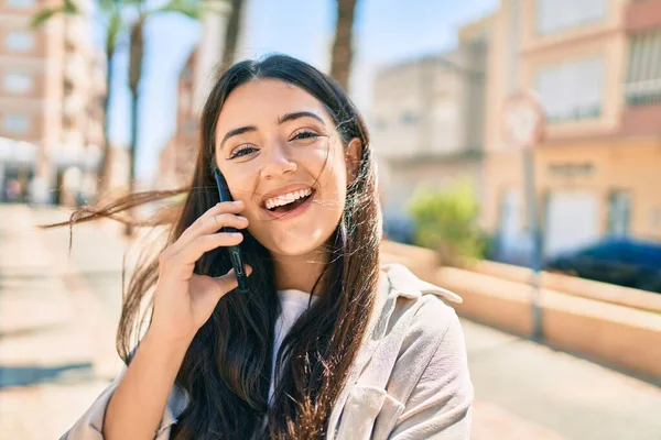 Jovem Hispânica Sorrindo Feliz Falando Smartphone Cidade — Fotografia de Stock