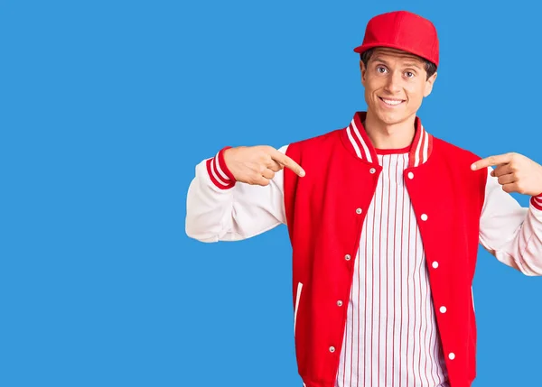 Jovem Homem Bonito Vestindo Uniforme Beisebol Olhando Confiante Com Sorriso — Fotografia de Stock