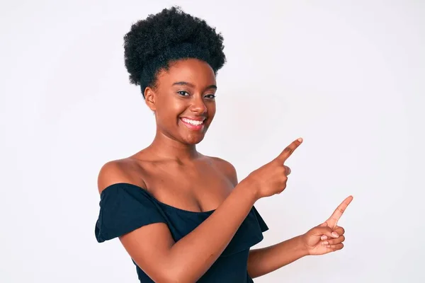 Junge Afrikanisch Amerikanische Frau Lässiger Kleidung Lächelt Und Blickt Mit — Stockfoto