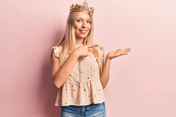Jovem Mulher Loira Vestindo Princesa Coroa Espantado Sorrindo Para Câmera — Fotografia de Stock