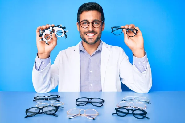 Homem Hispânico Jovem Com Óculos Optometria Sorrindo Com Sorriso Feliz — Fotografia de Stock