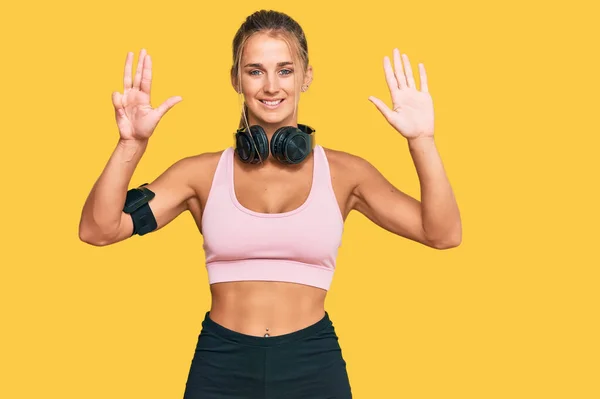 Jonge Blonde Vrouw Draagt Sportschool Kleding Het Gebruik Van Koptelefoon — Stockfoto