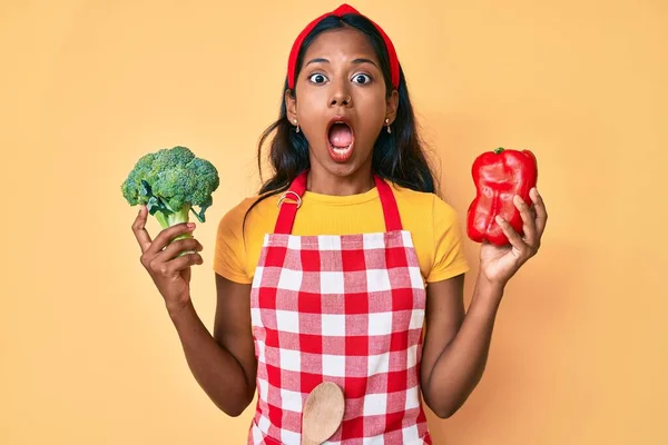 Ung Indian Flicka Bär Förkläde Med Broccoli Och Röd Paprika — Stockfoto