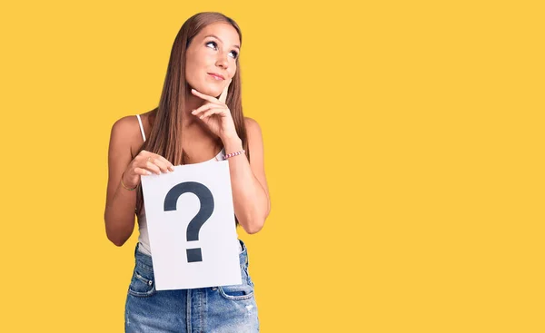 Young Beautiful Hispanic Woman Holding Question Mark Serious Face Thinking — Stock Photo, Image