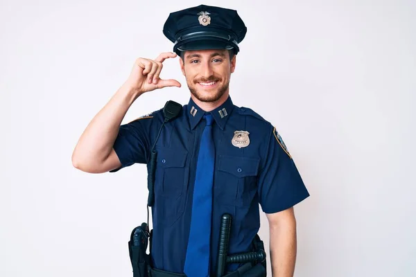 Jonge Blanke Man Draagt Politie Uniform Glimlachend Zelfverzekerd Gebaar Met — Stockfoto