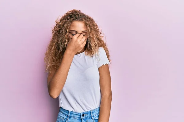 Hermosa Chica Adolescente Caucásica Con Camiseta Blanca Sobre Fondo Rosa — Foto de Stock