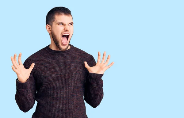 Homem Bonito Jovem Vestindo Camisola Casual Louco Louco Gritando Gritando — Fotografia de Stock