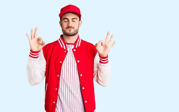 Jeune Bel Homme Vêtu Une Veste Une Casquette Baseball Détendre — Photo