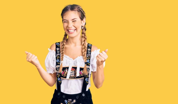 Vacker Kaukasisk Kvinna Med Blont Hår Bär Oktoberfest Traditionella Kläder — Stockfoto