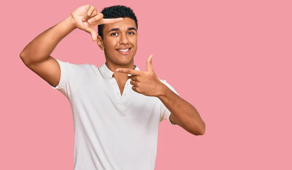 Homem Árabe Jovem Vestindo Roupas Casuais Sorrindo Fazendo Moldura Com — Fotografia de Stock