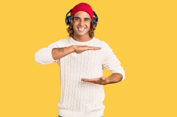 Νεαρός Ισπανόφωνος Άνθρωπος Ακούγοντας Μουσική Χρησιμοποιώντας Ακουστικά Gesturing Χέρια Που — Φωτογραφία Αρχείου