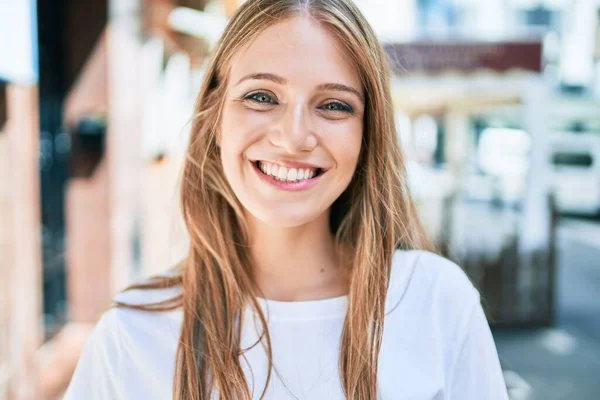 Jovem Caucasiana Sorrindo Feliz Andando Cidade — Fotografia de Stock