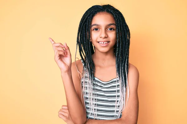 Jovem Menina Afro Americana Criança Com Tranças Sobre Fundo Amarelo — Fotografia de Stock