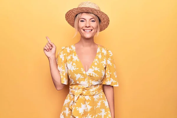 Piękna Blondynka Wakacjach Letniej Czapce Sukience Żółtym Tle Dużym Uśmiechem — Zdjęcie stockowe