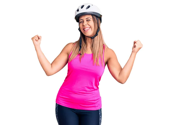 Jeune Belle Femme Portant Casque Vélo Très Heureux Excité Faisant — Photo