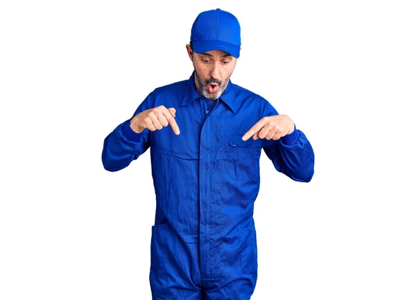 Homem Bonito Meia Idade Vestindo Uniforme Mecânico Apontando Para Baixo — Fotografia de Stock