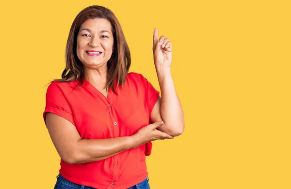 Donna Latina Mezza Età Che Indossa Abiti Casual Sorridente Felice — Foto Stock