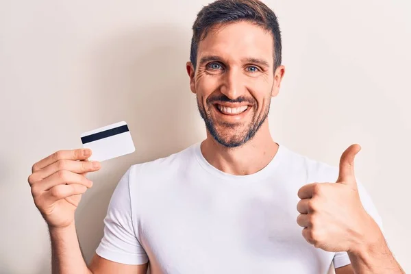 Joven Hombre Guapo Cliente Sosteniendo Tarjeta Crédito Sobre Fondo Blanco —  Fotos de Stock