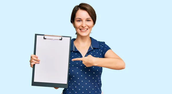 Young Brunette Woman Short Hair Holding Clipboard Blank Space Smiling — Stock Photo, Image