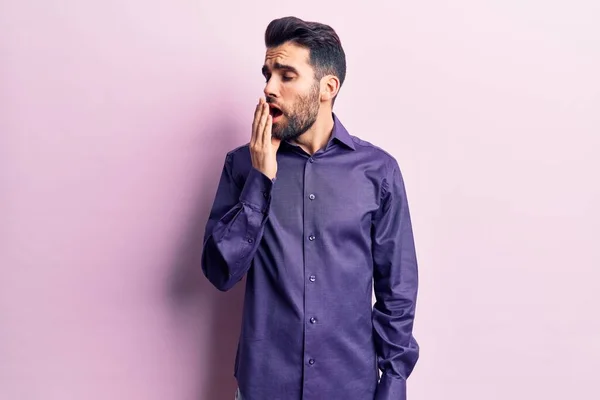 Homem Bonito Jovem Com Barba Vestindo Camisa Casual Entediado Bocejo — Fotografia de Stock