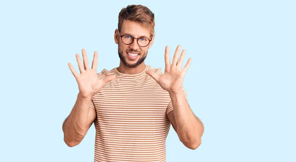 Jeune Homme Caucasien Portant Des Vêtements Décontractés Des Lunettes Montrant — Photo