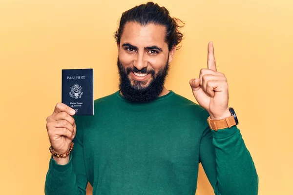 Mladý Arabský Muž Držící Pas Spojených Států Usmívající Myšlenkou Nebo — Stock fotografie