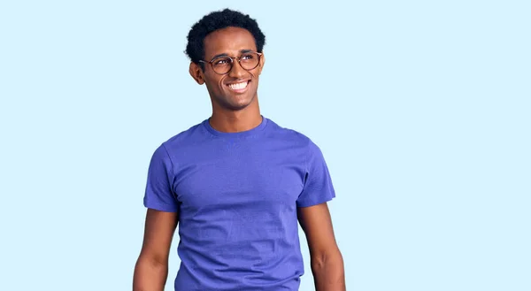 Hombre Guapo Africano Con Ropa Casual Gafas Mirando Hacia Otro —  Fotos de Stock