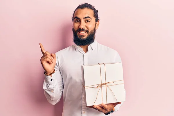 Молодий Арабський Чоловік Тримає Подарунок Усміхнений Щасливий Вказує Рукою Пальцем — стокове фото