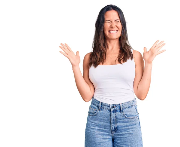 Ung Vacker Brunett Kvinna Bär Casual Ärmlös Shirt Firar Galen — Stockfoto