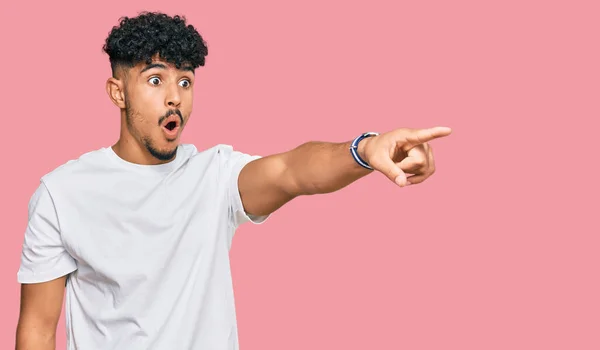 Young Arab Man Wearing Casual White Shirt Pointing Finger Surprised — Stock Photo, Image