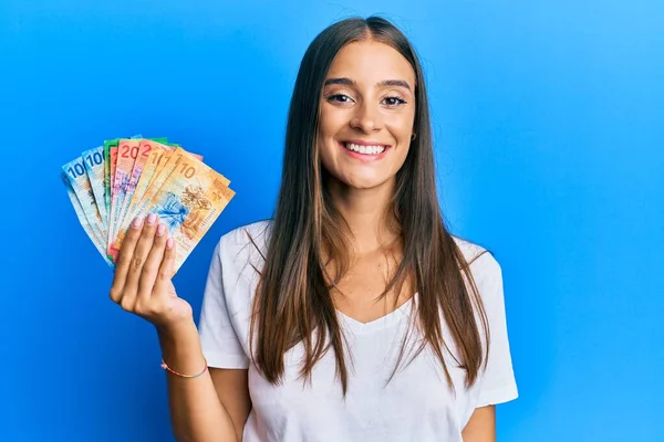 Молода Іспаномовна Жінка Тримає Банкноти Швейцарського Франка Виглядаючи Позитивно Щасливо — стокове фото