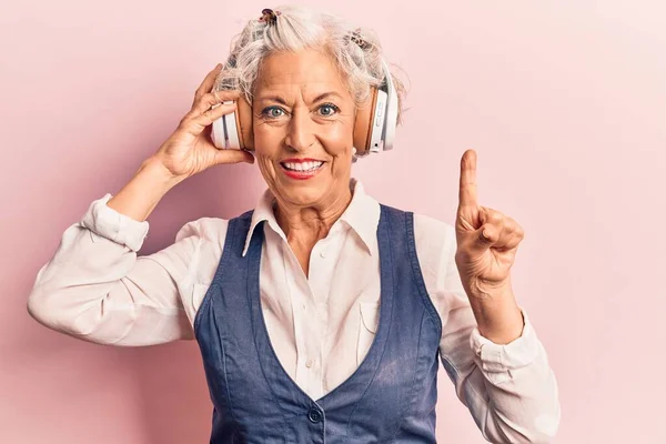 Femme Âgée Aux Cheveux Gris Écoutant Musique Aide Écouteurs Souriant — Photo