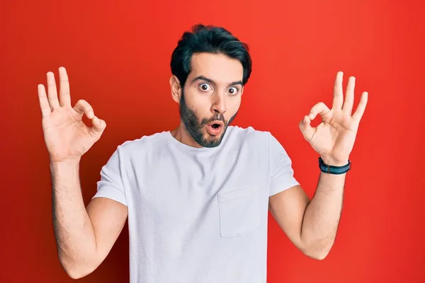 Ein Junger Hispanischer Mann Einem Lässigen Weißen Shirt Sieht Überrascht — Stockfoto