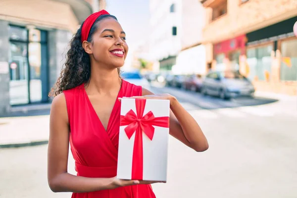 Jovem Menina Afro Americana Sorrindo Feliz Segurando Caixa Presente Cidade — Fotografia de Stock