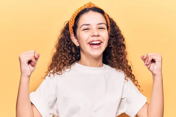 Hermosa Niña Con Pelo Rizado Usando Ropa Casual Gritando Orgulloso —  Fotos de Stock