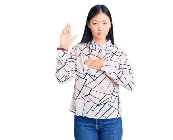 Jonge Mooie Chinese Vrouw Draagt Casual Shirt Vloeken Met Hand — Stockfoto