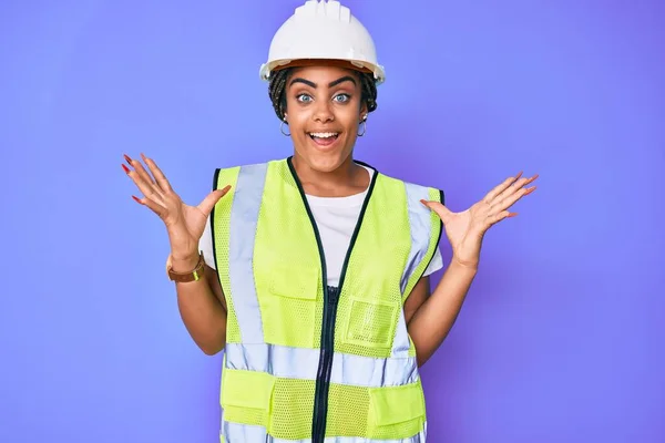 Joven Mujer Afroamericana Con Trenzas Con Casco Seguridad Chaqueta Reflectante —  Fotos de Stock