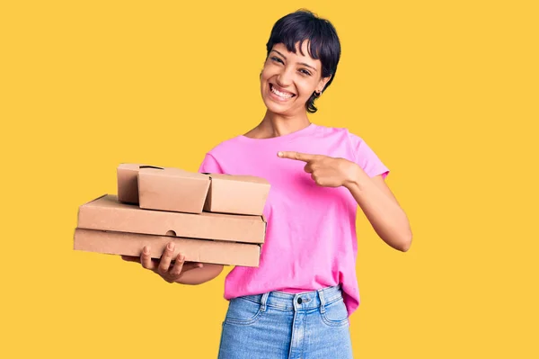 Jovem Morena Com Cabelo Curto Segurando Tirar Comida Sorrindo Feliz — Fotografia de Stock