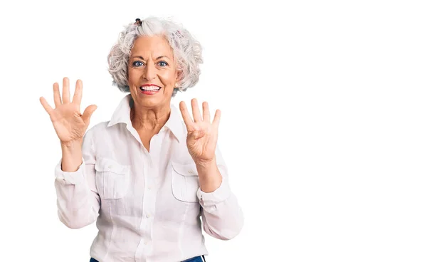 Senior Grijs Harige Vrouw Draagt Casual Kleding Tonen Wijzen Met — Stockfoto