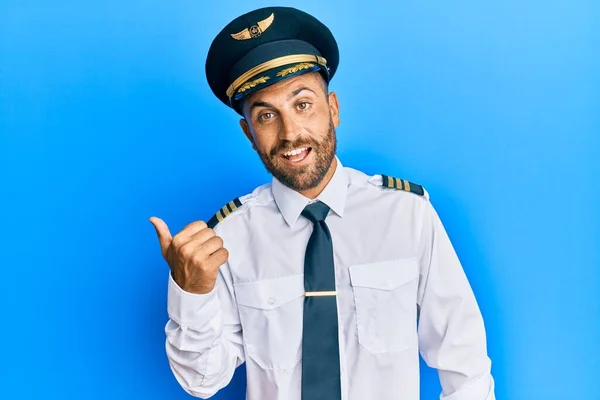 Όμορφος Άντρας Γενειάδα Φορώντας Στολή Πιλότου Αεροπλάνου Χαμογελώντας Χαρούμενο Πρόσωπο — Φωτογραφία Αρχείου