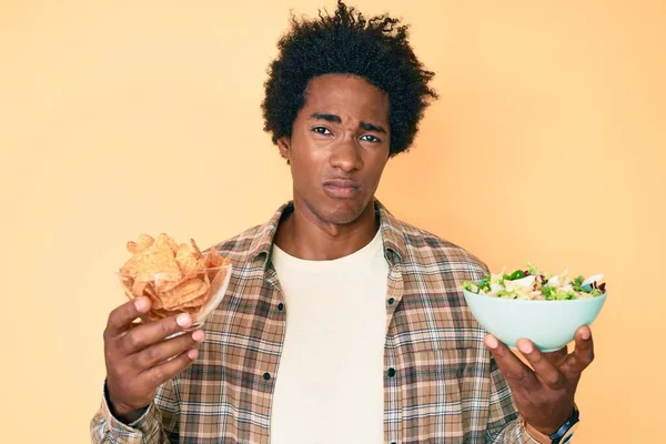 Hombre Afroamericano Guapo Con Cabello Afro Sosteniendo Nachos Ensalada Saludable — Foto de Stock