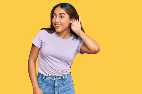 Mladá Latinskoamerická Žena Neformálním Oblečení Usmívající Rukou Přes Ucho Poslouchající — Stock fotografie