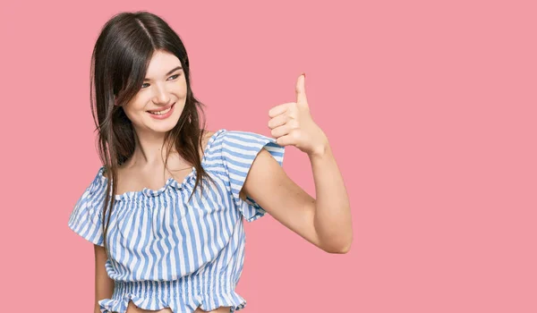 Jong Mooi Blank Meisje Dragen Casual Kleding Kijken Trots Glimlachen — Stockfoto