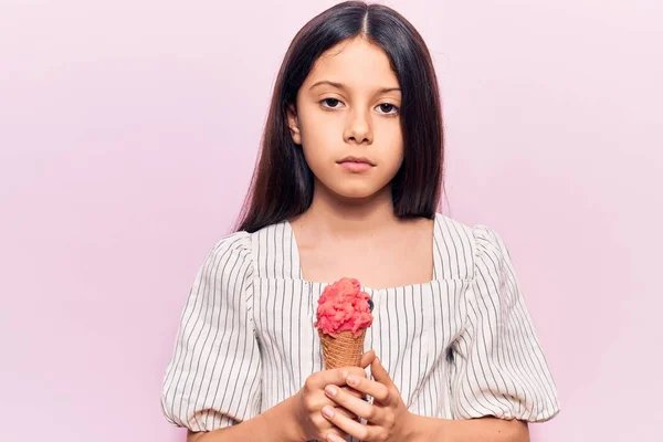 아이스크림 생각하는 태도와 표정을 아름다운 소녀는 자신감에 — 스톡 사진