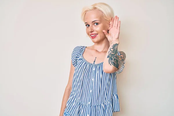 Молода Блондинка Татуюванням Носить Повсякденний Одяг Посміхаючись Руками Слухаючи Чуючи — стокове фото