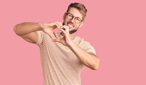 Junger Kaukasischer Mann Lässiger Kleidung Und Brille Verliebt Lächelnd Und — Stockfoto