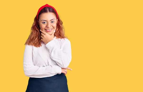 Jonge Latijnse Vrouw Draagt Serveerster Schort Kijkt Vol Vertrouwen Naar — Stockfoto